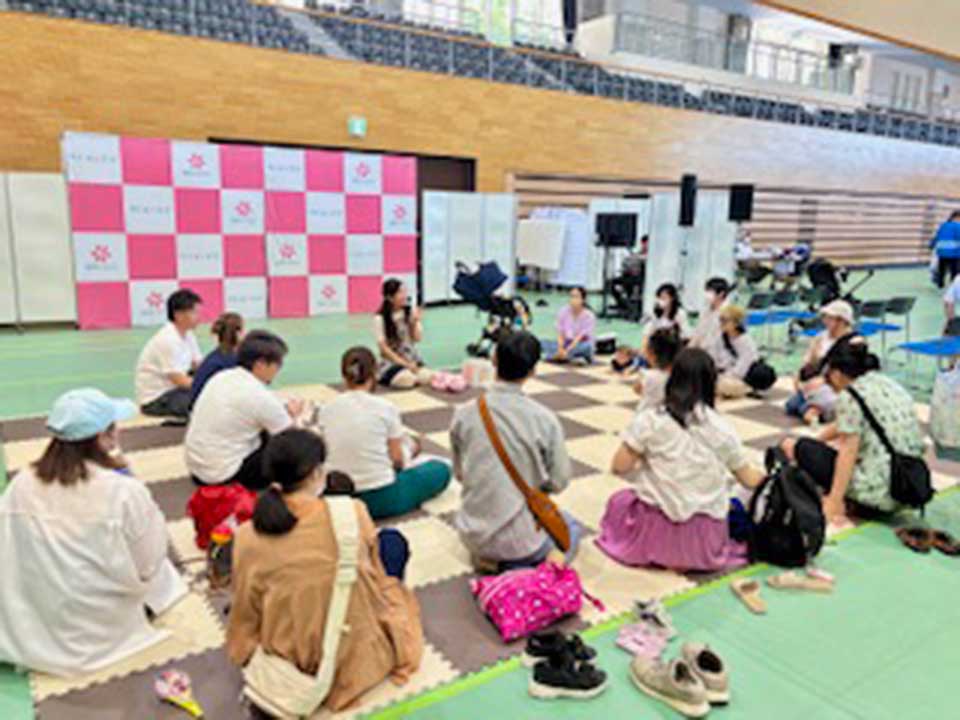 親子が集まるベビーマッサージの活動風景