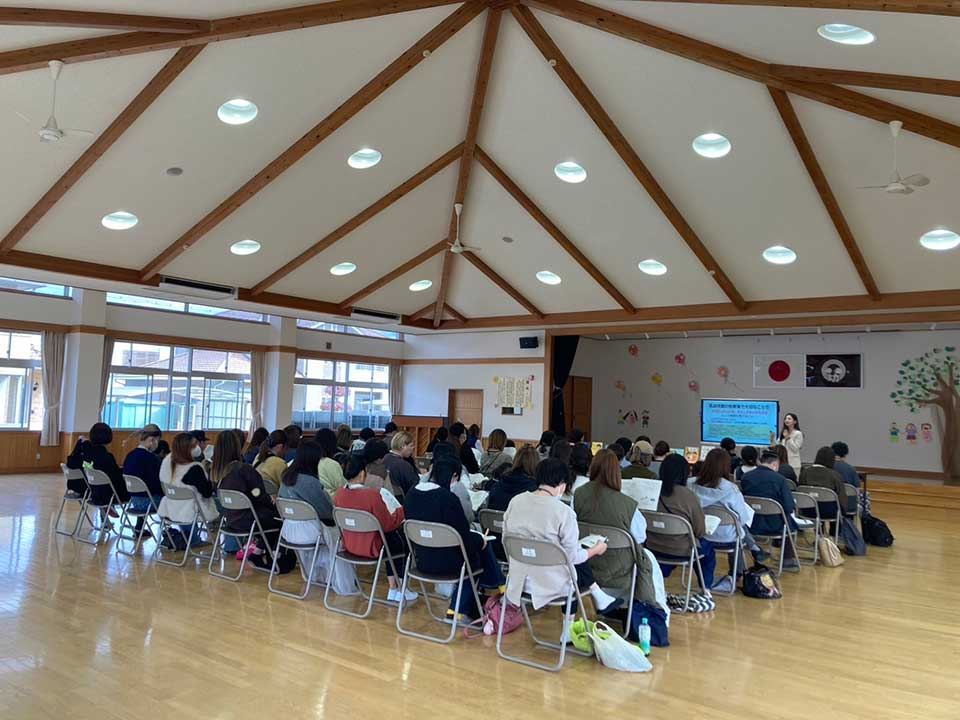 大勢の参加者を前に講演する原井有加さん