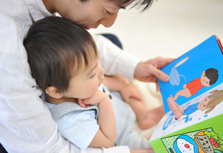 お父さんと遊びながら知能を育む赤ちゃん