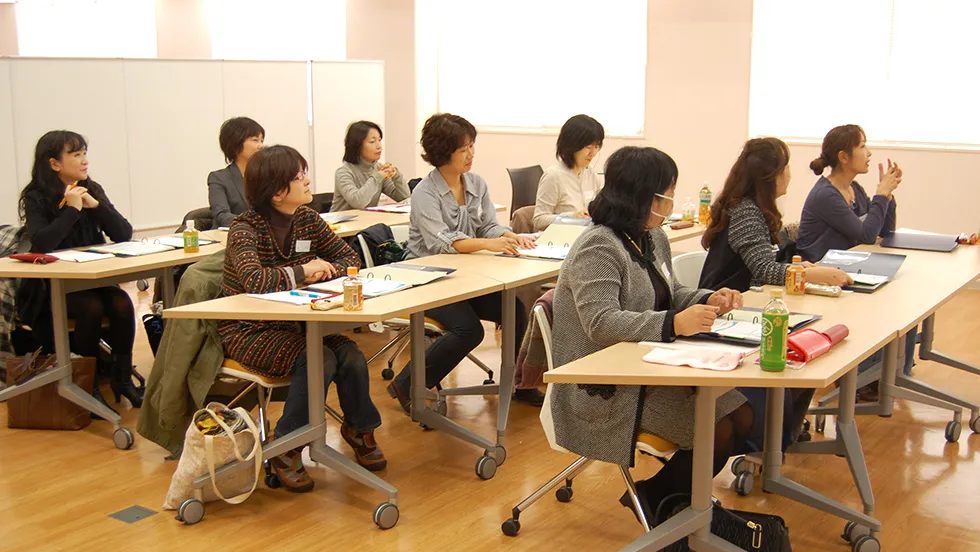 学術分野の知見を、育児における実践の立場から伝えるカリキュラムを組んでいます。