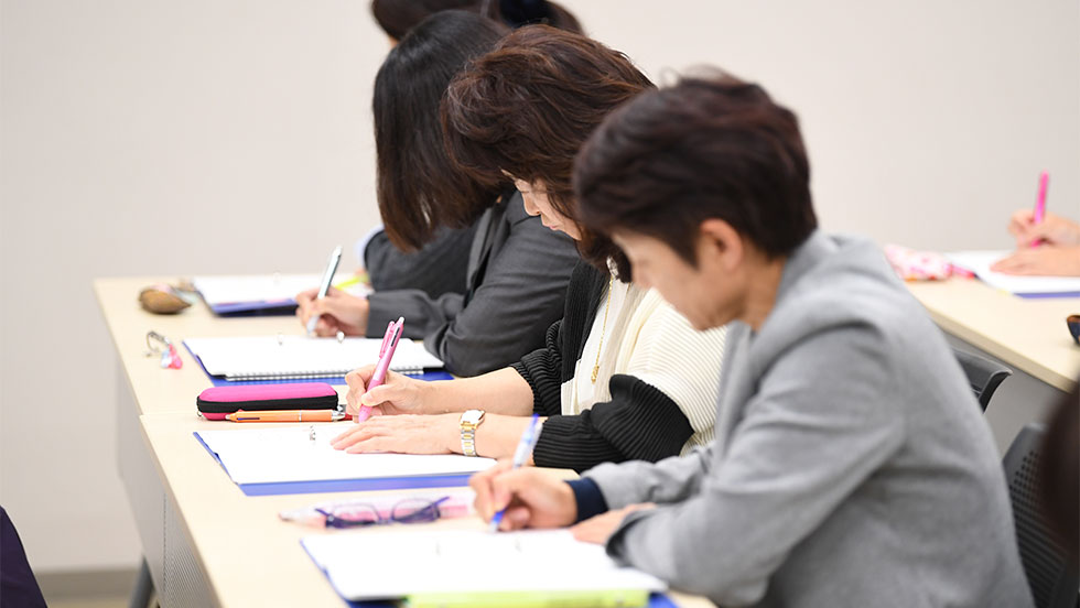 学術分野の知見を、育児における実践の立場から伝えるカリキュラムを組んでいます。