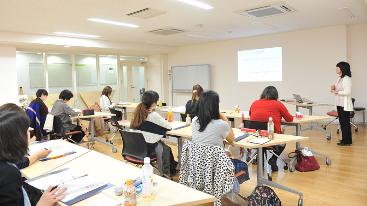 学術分野の知見を、育児における実践の立場から伝えるカリキュラムを組んでいます。